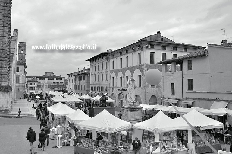 PIETRASANTA - Piazza del Duomo durante la Fiera di San Martino