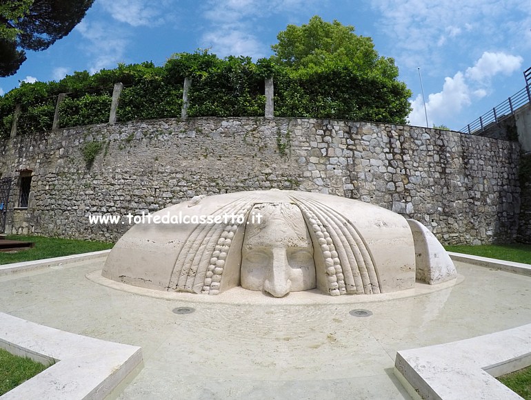 PIETRASANTA (Piazza dello Statuto) - Scultura "L'Acqua di Afrodite" di Girolamo Ciulla