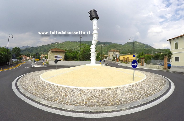 PIETRASANTA - Rotatoria all'intersezione tra la Statale n 1 Aurelia e Via Santini