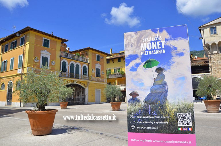 PIETRASANTA - Scorcio di Piazza Giosu Carducci con locandina del tour guidato all'aria aperta "Inside Monet"