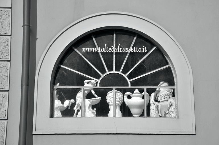 PIETRASANTA (Viale Oberdan) - Dietro una finestra a volta si intravvedono alcune creazioni in marmo dei Fratelli Palla