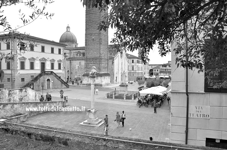 PIETRASANTA - Scorcio di Piazza Duomo dalle mura di Via del Teatro