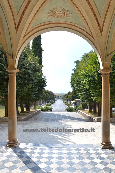 PIETRASANTA - Portico della Chiesa di San Francesco e viale antistante l'edificio