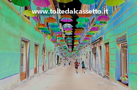 PIETRASANTA - Un tetto di milleduecento ombrelli rende la centralissima Via Mazzini simile alle "Ramblas" di Barcellona PIETRASANTA - Un tetto di milleduecento ombrelli rende la centralissima Via Mazzini simile alle "Ramblas" di Barcellona