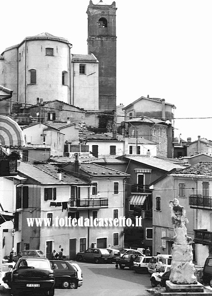 PONZANO SUPERIORE - Piazza Aia di Croce è al di fuori del nucleo storico e quindi vi si affacciano le abitazioni di più recente costruzione