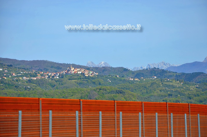 PONZANO SUPERIORE - Il borgo come si vede dal nuovo ponte stradale che collega Ceparana a Santo Stefano di Magra