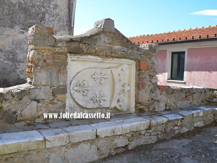 PONZANO SUPERIORE - Lapide del 1495 raffigurante lo stemma con i gigli di Francia e la corona, segno del passaggio di Carlo VIII sul territorio di Ponzano