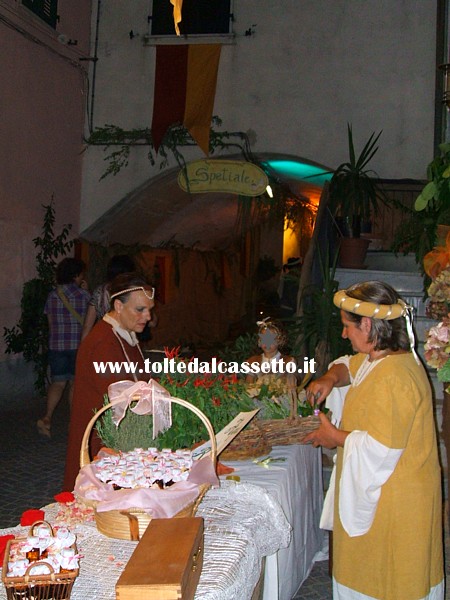 S.STEFANO MAGRA - Bancarella dello "Spetiale" durante la rievocazione di un antico mercato sulla Via Francigena