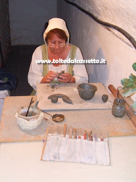 S.STEFANO MAGRA - Un'artista modella a mano degli oggetti in terracotta durante la rievocazione di un antico mercato sulla Via Francigena