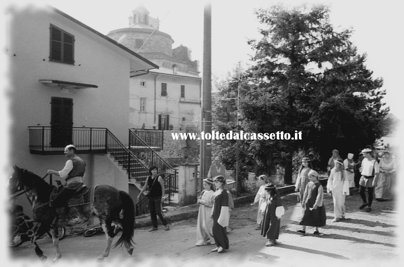 SANTO STEFANO MAGRA - Via Vaggia: transito del corteo storico durante l'apertura della Via Francigena di valle