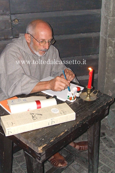 S.STEFANO DI MAGRA - Il tavolo di un calligrafo durante la "Rievocazione di un antico mercato sulla Via Francigena"