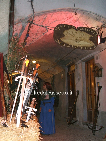 S.STEFANO MAGRA - Balestre, spade e pugnali di artigianato medievale durante la "Rievocazione di un antico mercato sulla Via Francigena"