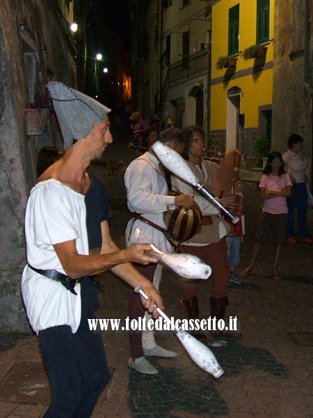 S.STEFANO MAGRA - Giocoliere con birilli durante la rievocazione di un antico mercato sulla la Via Francigena