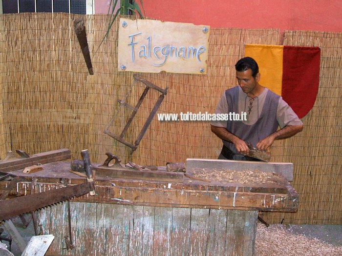 S.STEFANO DI MAGRA - Falegname al tavolo da lavoro durante una "Rievocazione di un antico mercato sulla Via Francigena"