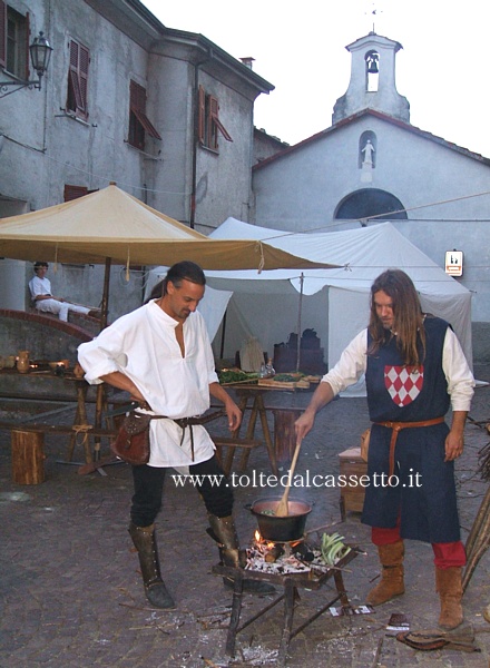 S.STEFANO DI MAGRA (Piazza Oratorio) - Preparazione del rancio in un accampamento di soldati durante una rievocazione storica lungo la Via Francigena