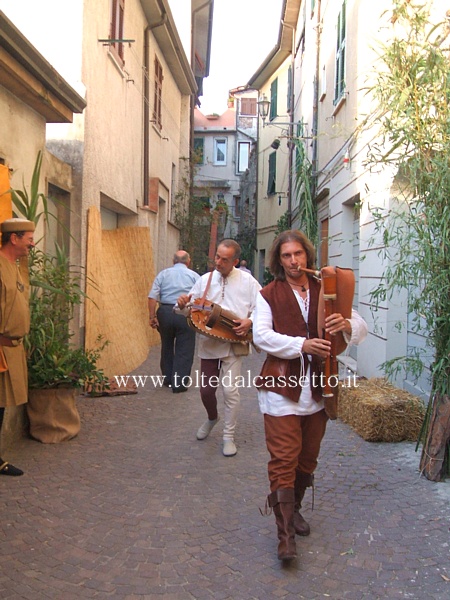 S.STEFANO DI MAGRA - Musici nelle vie del borgo durante una rievocazione storica lungo la Via Francigena