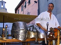 S.STEFANO DI MAGRA (rievocazione storica) - Elmi e spade dei soldati accampati in Piazza Oratorio