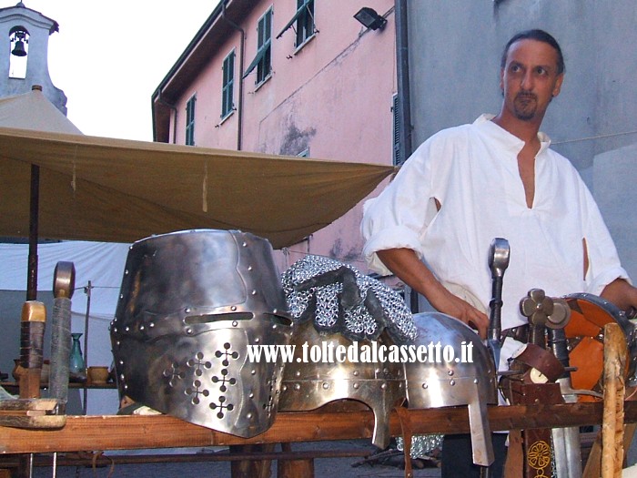 S.STEFANO DI MAGRA (Piazza Oratorio) - Elmi e spade in un accampamento di soldati durante una rievocazione storica lungo la Via Francigena