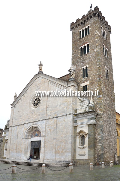 SARZANA - La Cattedrale di Santa Maria Assunta (sec. XIII), ampliata e modificata pi volte. Il rosone  gotico, il portale  trecentesco, l'ornamento ad archetti risale al '400, le statue dei Santi al '700