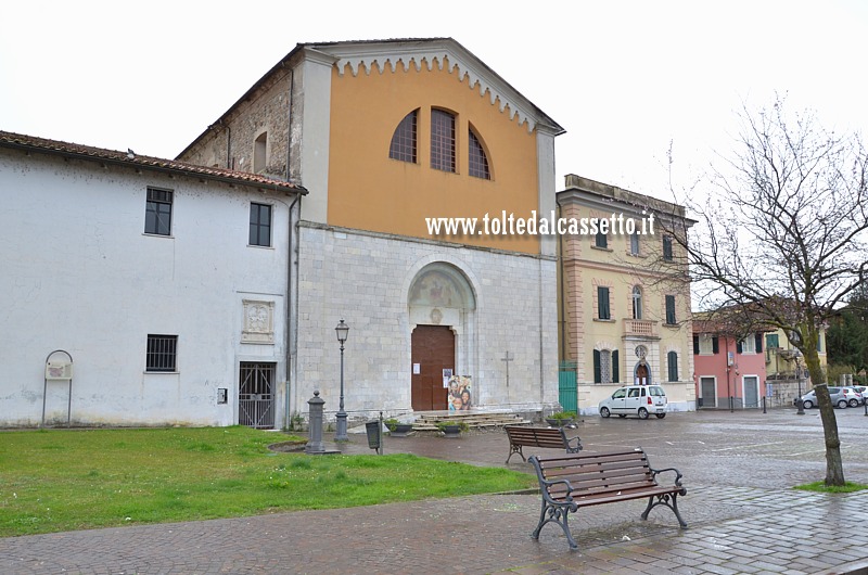 SARZANA - La Chiesa di San Francesco (sec. XIII - XIV), chiostro affrescato con lunette di Lemmi. Contiene le tombe di Guarniero di Antelminelli (figlio di Castruccio Castracani) e del vescovo Bernab Malaspina