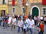 SARZANA (Festa del Preziosissimo Sangue) - Uno dei Cristi della processione attraversa il piazzale antistante la Cattedrale di Santa Maria Assunta