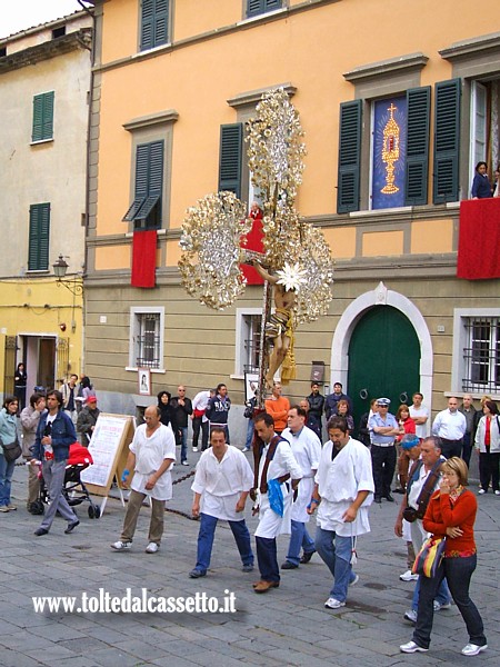 SARZANA (Festa del Preziosissimo Sangue) - Durante la processione un Cristo attraversa il piazzale antistante la Cattedrale di Santa Maria Assunta