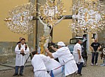 SARZANA (Festa del Preziosissimo Sangue) - Un Cristo mentre viene deposto a terra dopo la processione
