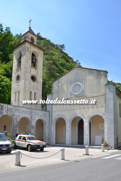 SERAVEZZA - L'Oratorio della Santissima Annunziata, noto anche come "Chiesa della Misericordia", esisteva gi nel secolo XIV. In una casa a fianco dell'edificio, tra il 1518 e il 1520, dimor Michelangelo Buonarroti