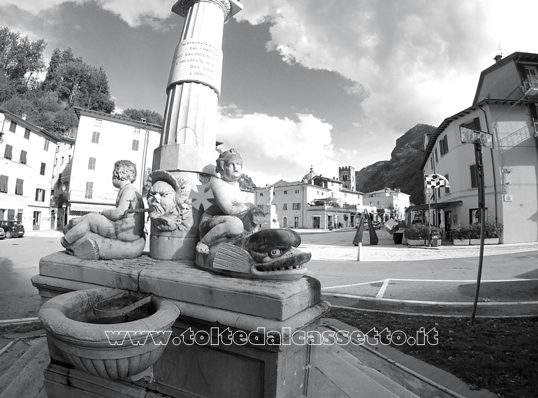 SERAVEZZA - La fontana di Piazza Carducci