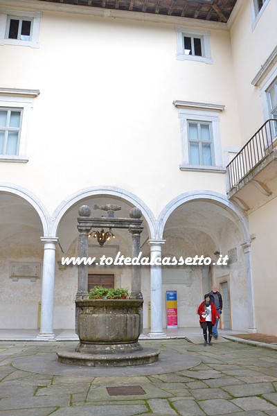SERAVEZZA (Palazzo Mediceo) - Cortile interno con pozzo