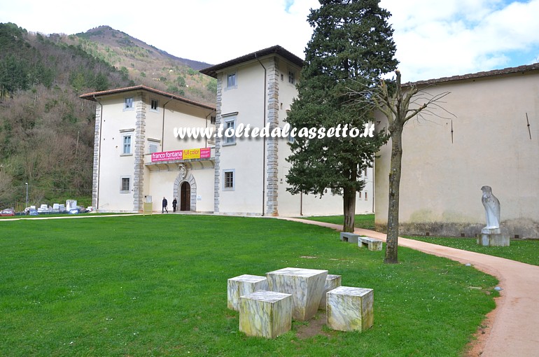 SERAVEZZA (Palazzo Mediceo) - Sculture nel giardino antistante l'edificio