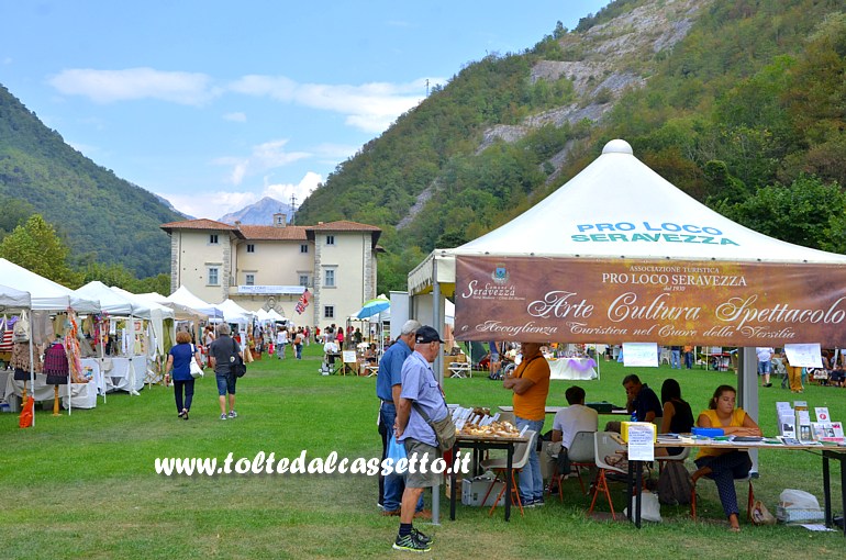 SERAVEZZA (Palazzo Mediceo) - Gazebo della Pro Loco durante la "Fiera del Nove o dei Becchi" che si svolge nel giardino antistante l'edificio