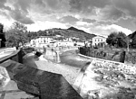 SERAVEZZA - Il centro storico visto dalla confluenza dei torrenti Serra e Vezza