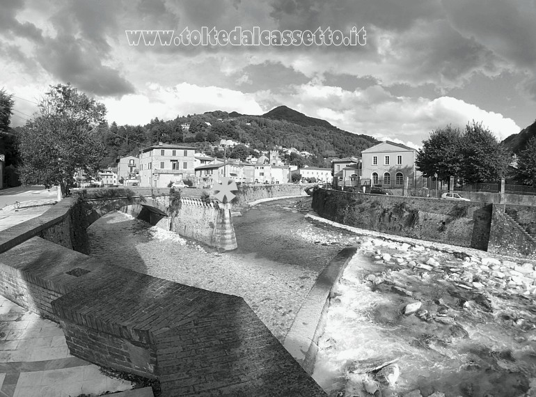 SERAVEZZA - Panorama dalla confluenza dei torrenti Serra (a sinistra) e Vezza dai quali origina il nome della citt. L'unione dei due corsi d'acqua da vita al fiume Versilia