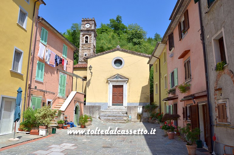 RIOMAGNO (frazione di Seravezza) - La Chiesa di San Giovanni Battista col caratteristico campanile merlato che cattura la vista di chi transita lungo la via del Monte Altissimo