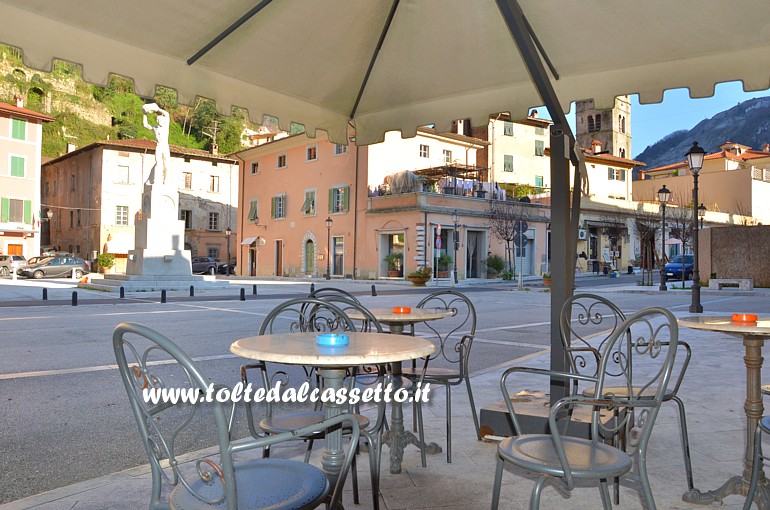 SERAVEZZA - Scorcio di Piazza Carducci da dietro i tavolini di un bar