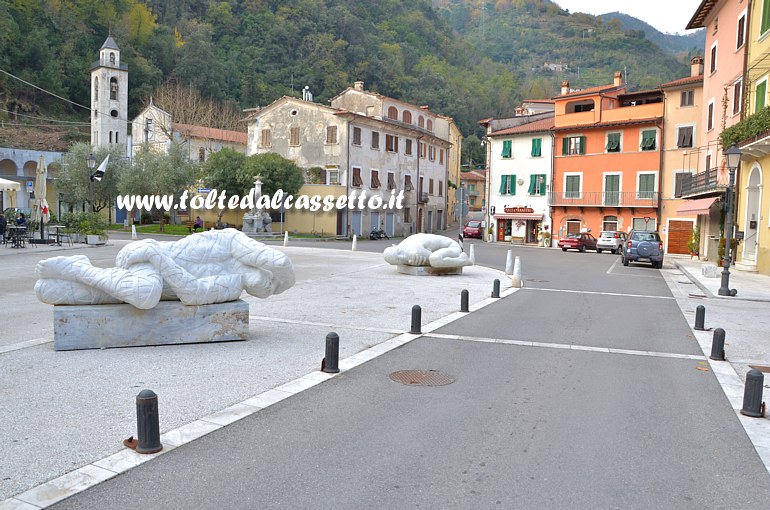 RABARAMA - Sculture esposte in Piazza Carducci a Seraveza