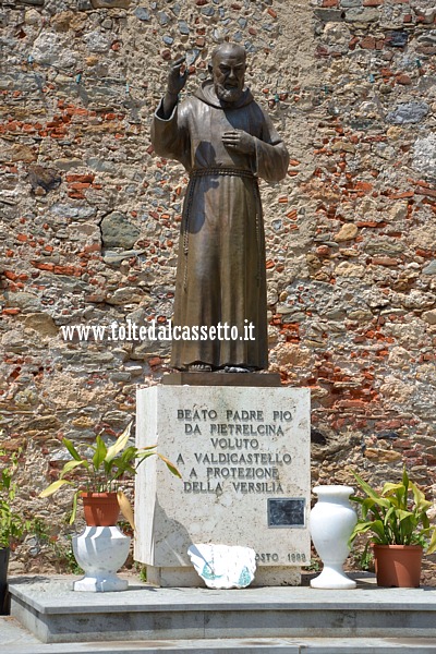 VALDICASTELLO CARDUCCI - Statua in bronzo di Padre Pio da Pietrelcina voluto a protezione della Versilia