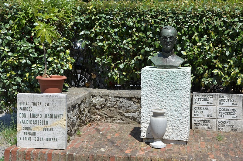 VALDICASTELLO CARDUCCI - Busto bronzeo in memoria del parroco Don Libero Raglianti, medaglia d'oro al merito civile per avere salvato tante vite umane durante l'ultimo conflitto mondiale