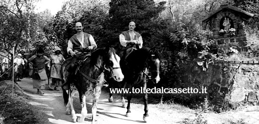S.STEFANO MAGRA - Figuranti a cavallo aprono il corteo storico durante l'inaugurazione del sentiero di valle della Via Francigena