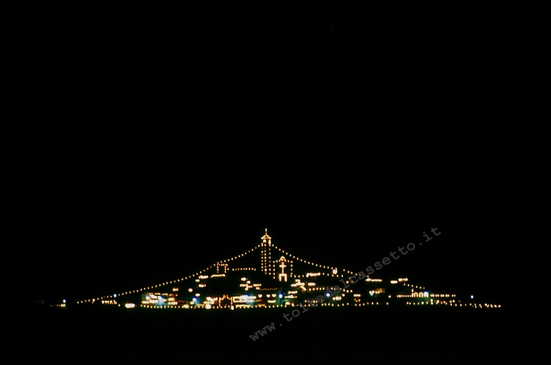 CAPRIGLIOLA - Di notte il centro storico illuminato a festa sembra una nave
