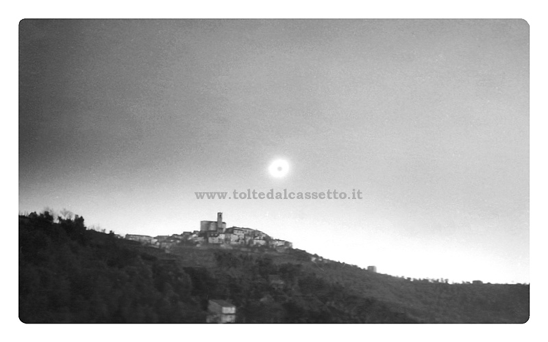 PONZANO SUPERIORE - Panorama durante un'eclisse di sole negli anni Sessanta