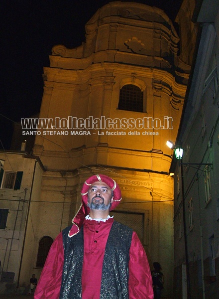 SANTO STEFANO MAGRA - La facciata della chiesa (durante la rievocazione di un antico mercato sulla Via Francigena)