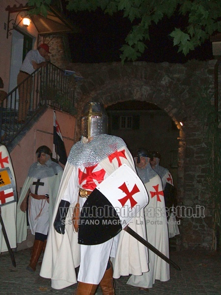 SANTO STEFANO MAGRA (Piazza della Pace) - Crociati alla Porta Nord durante una sfilata storica lungo la Via Francigena