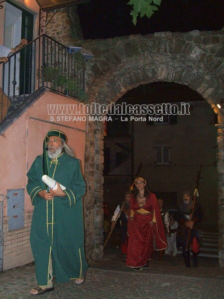 SANTO STEFANO MAGRA (Piazza della Pace) - Figuranti alla Porta Nord durante una sfilata storica lungo la Via Francigena