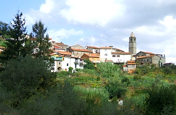 VECCHIETTO - Il borgo visto dal sentiero che conduce verso il Monte Grosso