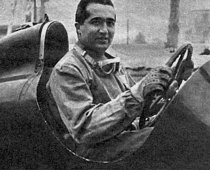 Un'espressiva fotografia (con autografo) di Alberto Ascari al volante di una monoposto