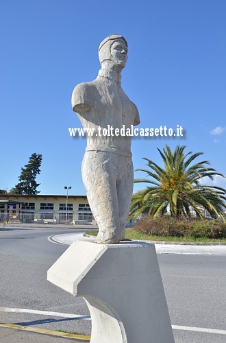 CAMAIORE (Loc. Secco) - Monumento in memoria dell'asso del volante Clemente Biondetti (scultura in marmo di Vezio Moriconi)