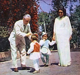 CONQUISTA DEL K2 - Il capo della spedizione italiana Ardito Desio mentre si intrattiene con i figli e la moglie del generale che comandava la piazza di Rawalpindi