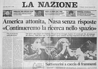 LA NAZIONE del 30 gennaio 1986 - Prime reazioni americane alla tragedia del "Challenger". Una foto triste mostra tre studentesse in preghiera per l'insegnante Christa Mc Auliffe
